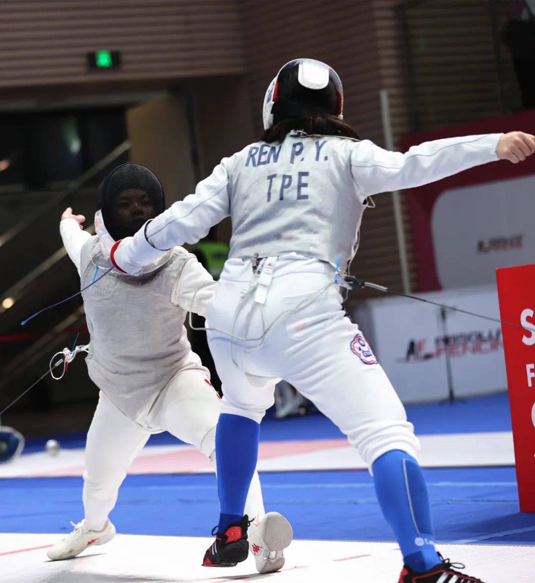 开云体育客户端-关于击剑杯赛掀起高潮，吴越雷豹队逆转北城雄狮队，高压逼抢奏功——韧性比赛的样板的信息